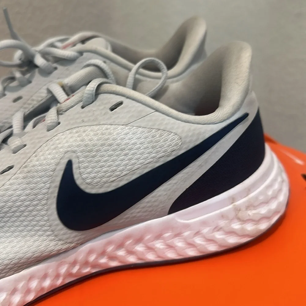 Nike revolution 5 sneakers size 9